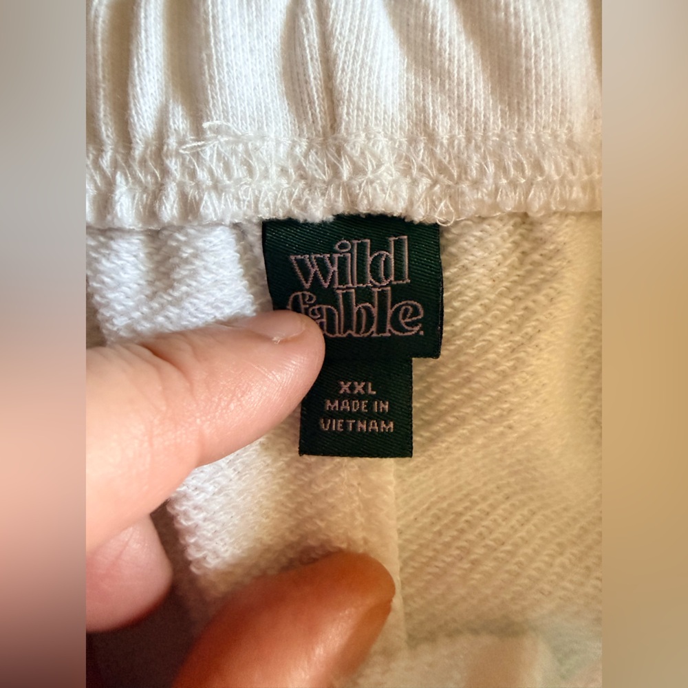 Wild Fable Women's High-Rise Fleece Shorts with Pockets White.
Size XXL - Picture 10 of 15